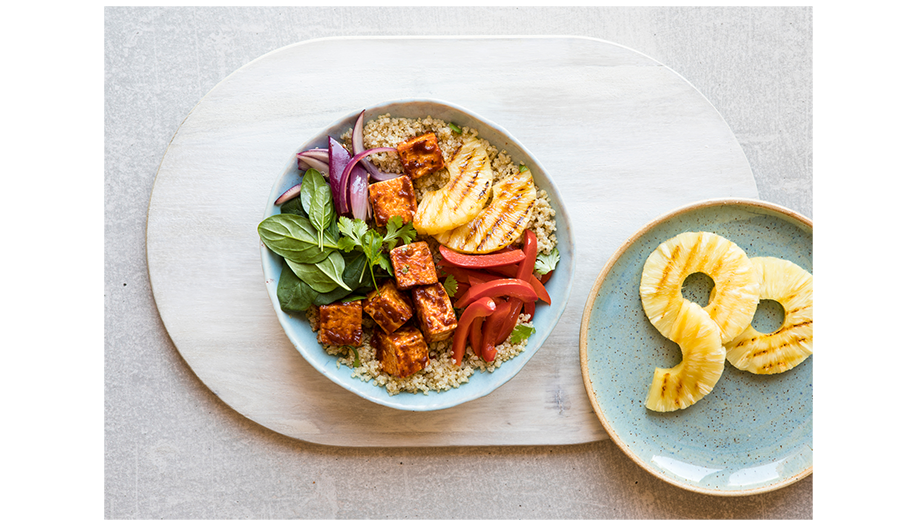 Vegane proteinreiche Bowl mit Tofu Ananas und Gemüse